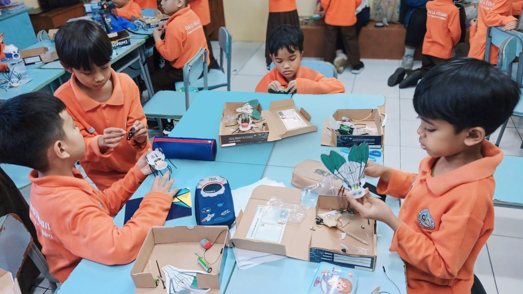 Program STEM Anak SD di Bandung Menggunakan Robotika untuk Belajar Matematika